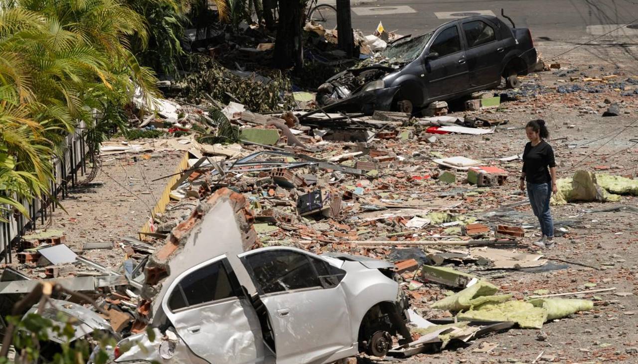 Socorristas buscan a sobrevivientes de terremoto que deja 241 muertos en Colombia