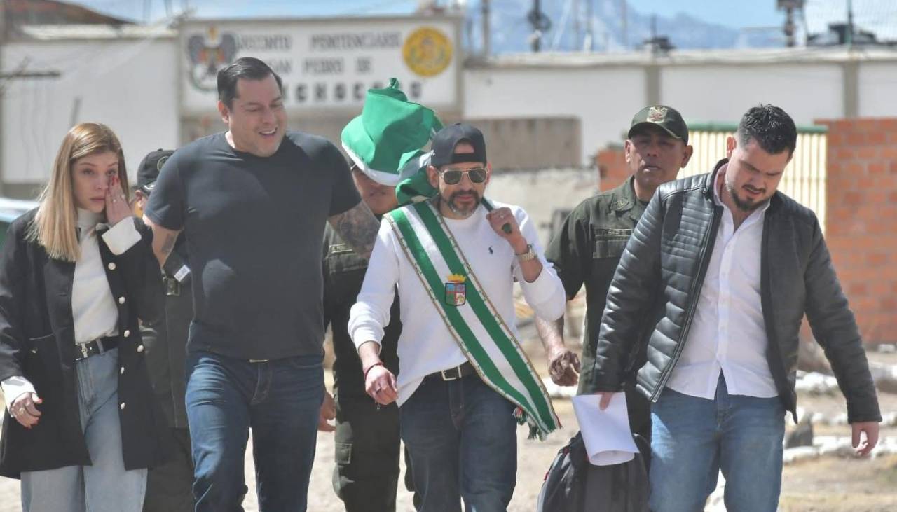 “Hoy empezamos a trabajar”: Camacho llegó a Santa Cruz y anuncia la posesión de su gabinete el lunes