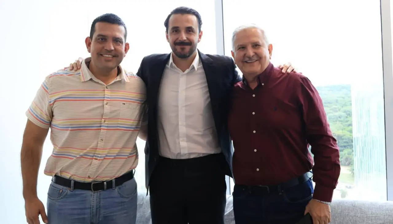 Juan Pablo Velasco se reúne con alcaldes electos de cinco municipios cruceños