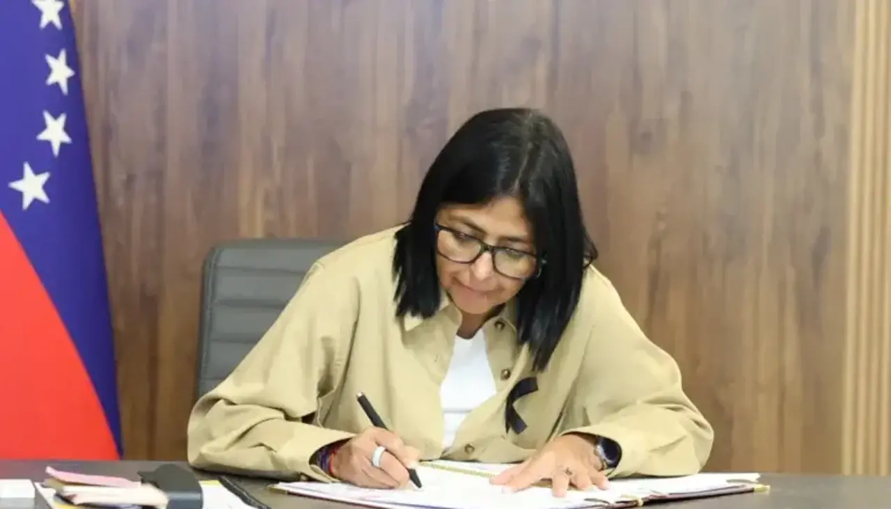 Venezuela: Delcy Rodríguez firma nuevo reglamento de la ley de Hidrocarburos