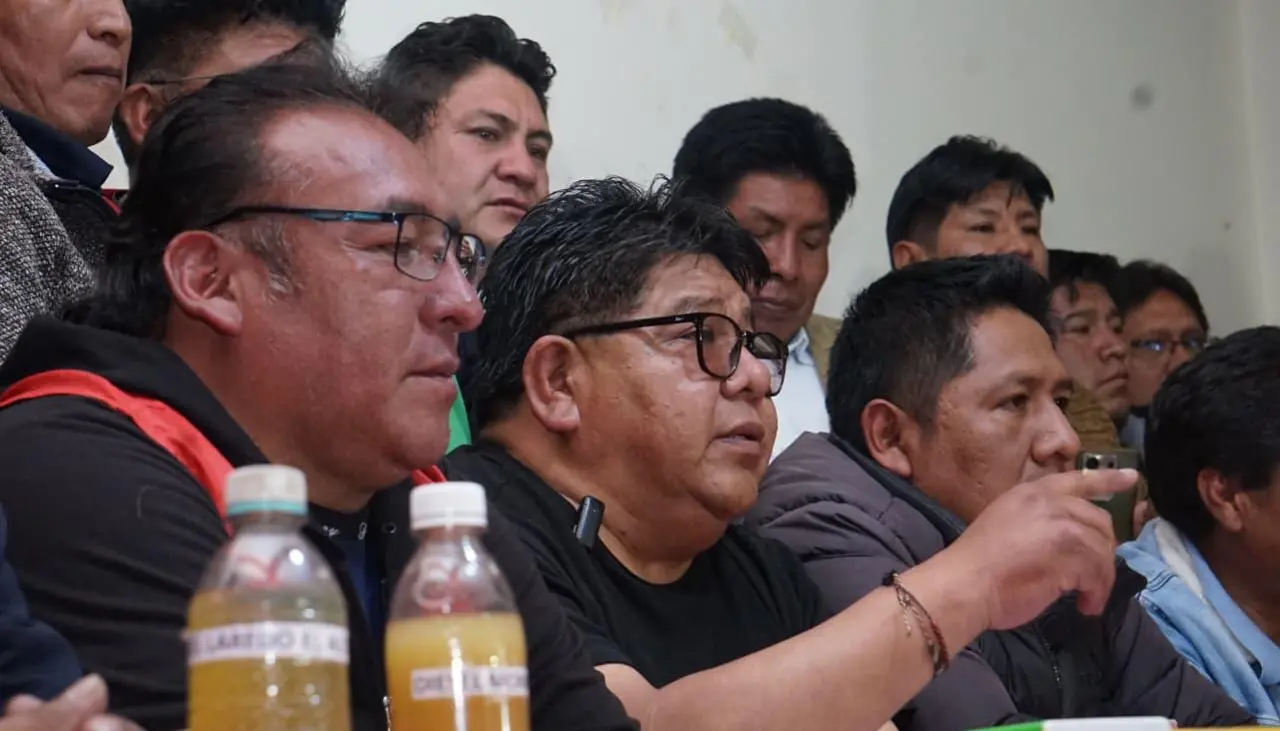 Gasolina: El Gobierno vuelve a convocar al diálogo y los choferes aceptan la invitación; la cita es a las 11:00 de este jueves