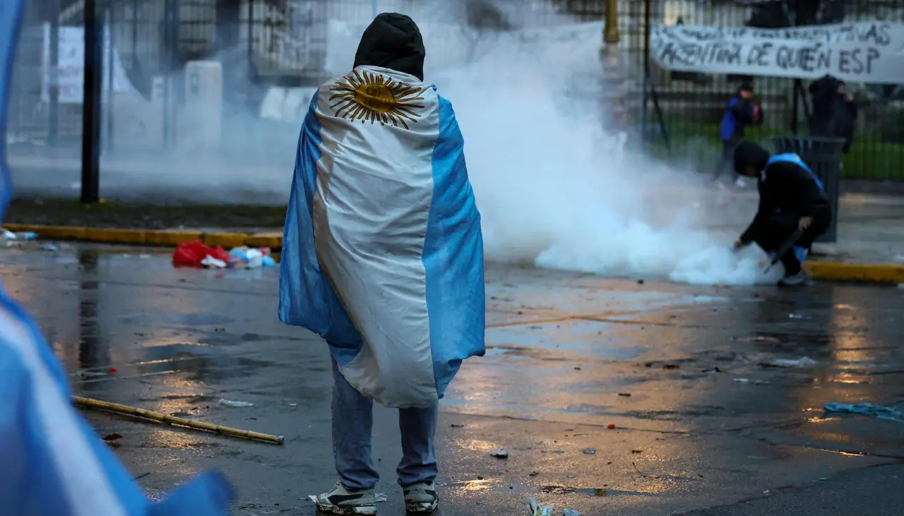 Protesta contra proyecto de Milei sobre propiedad privada termina con represión policial