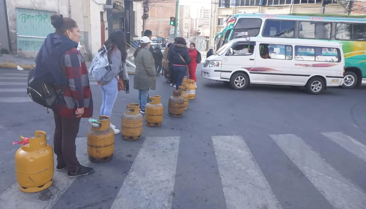 ANH dice que los bloqueos y el contrabando afectan la distribución de GLP y anuncia sanciones para “acopiadores”