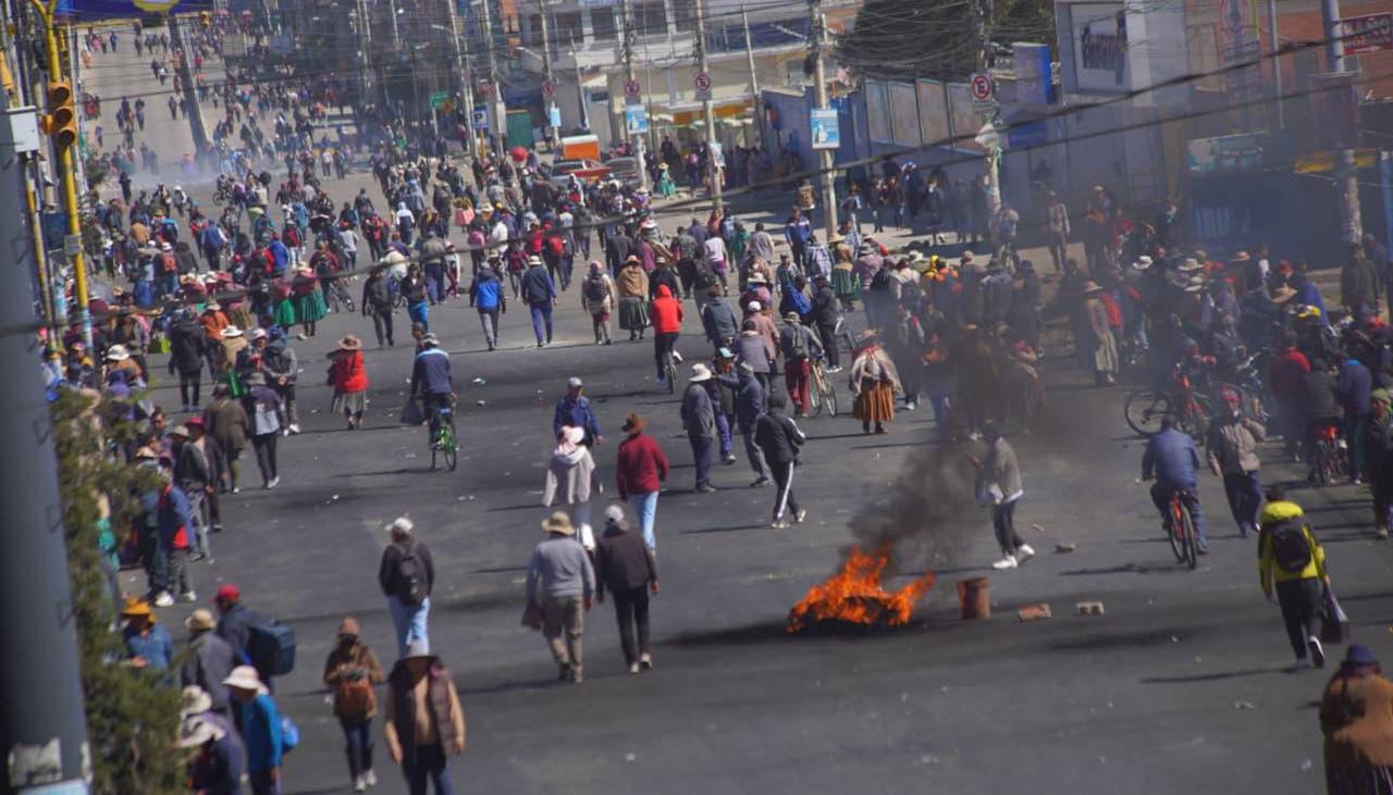 Policía reporta cerca de 20 aprehendidos en operativo de desbloqueo en la zona sur de La Paz