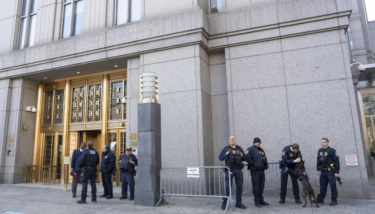 Juez mantiene los cargos contra Maduro pero cuestiona las sanciones que limitan su defensa