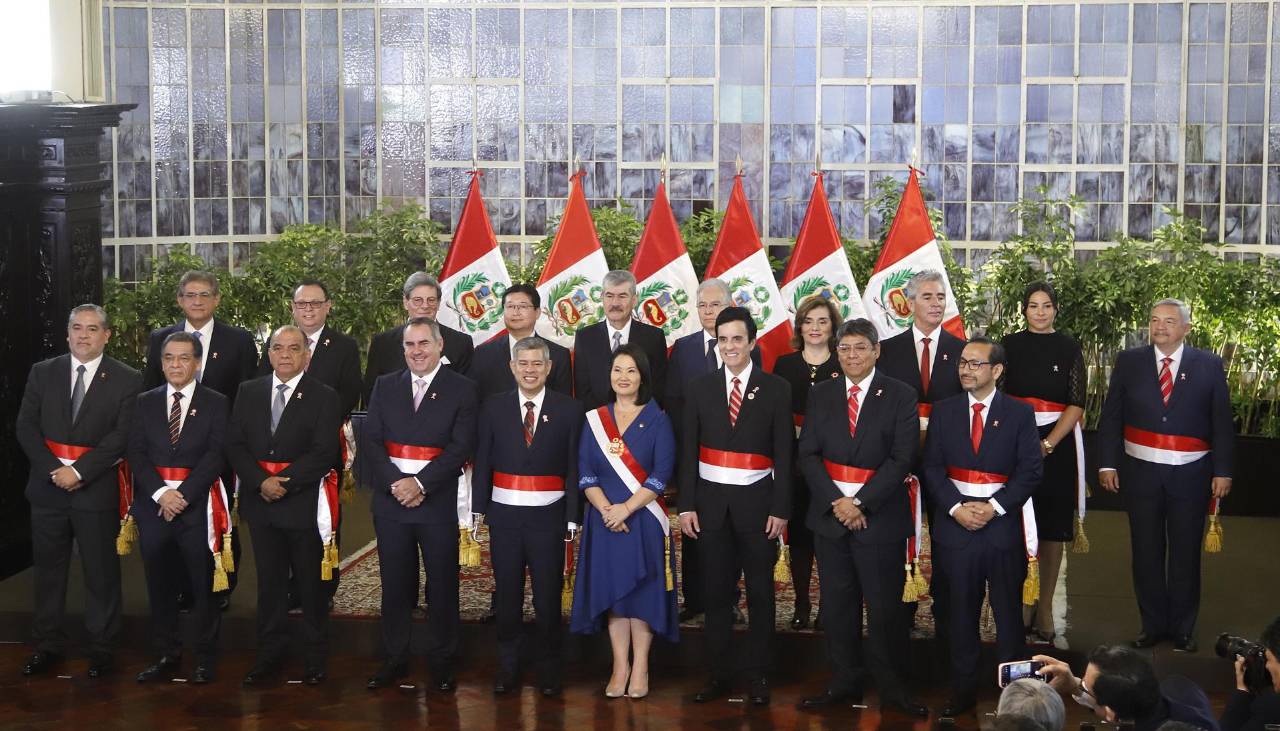 Fujimori posesiona a su gabinete marcando un giro diplomático hacia EEUU
