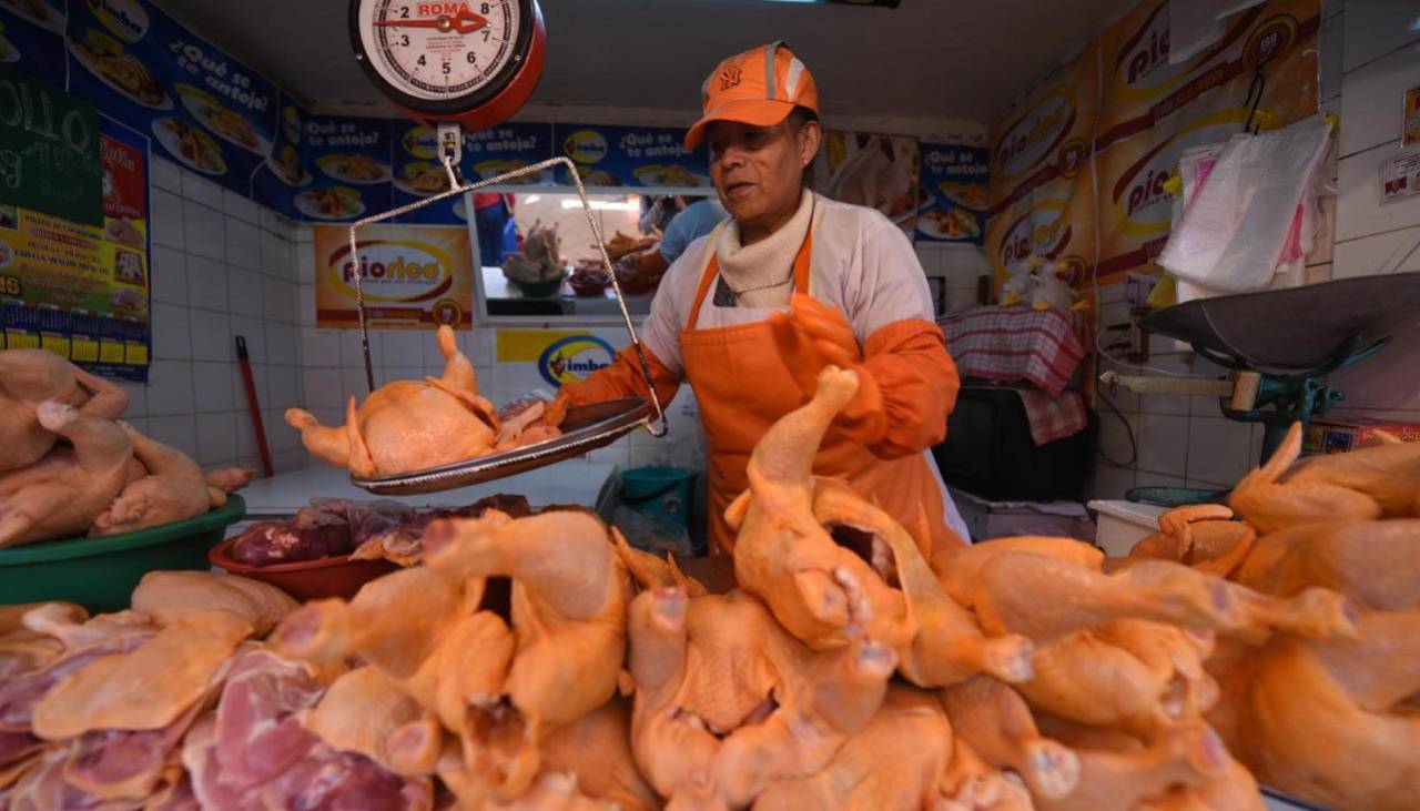 El precio del kilo del pollo subió a Bs 17 en mercados de Santa Cruz de la Sierra