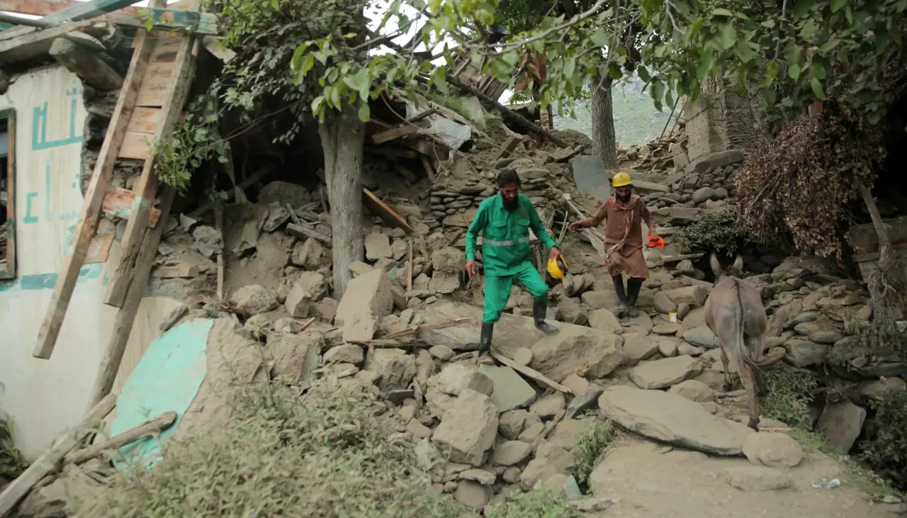 Sube a más de 800 el número de fallecidos en el terremoto de Afganistán
