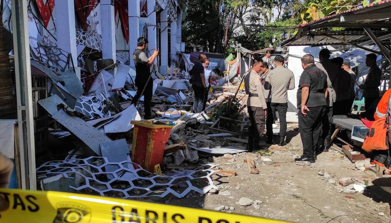 Pánico en Indonesia: Potente terremoto deja un muerto tras colapso de un edificio