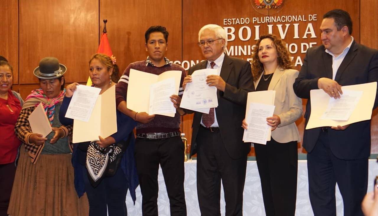 Gobierno firma acuerdo de cuatro puntos para la aplicación del diferimiento de créditos