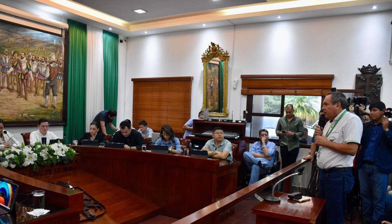 Santa Cruz: Transporte urbano y concejo municipal acuerdan instalar mesas para el estudio técnico 