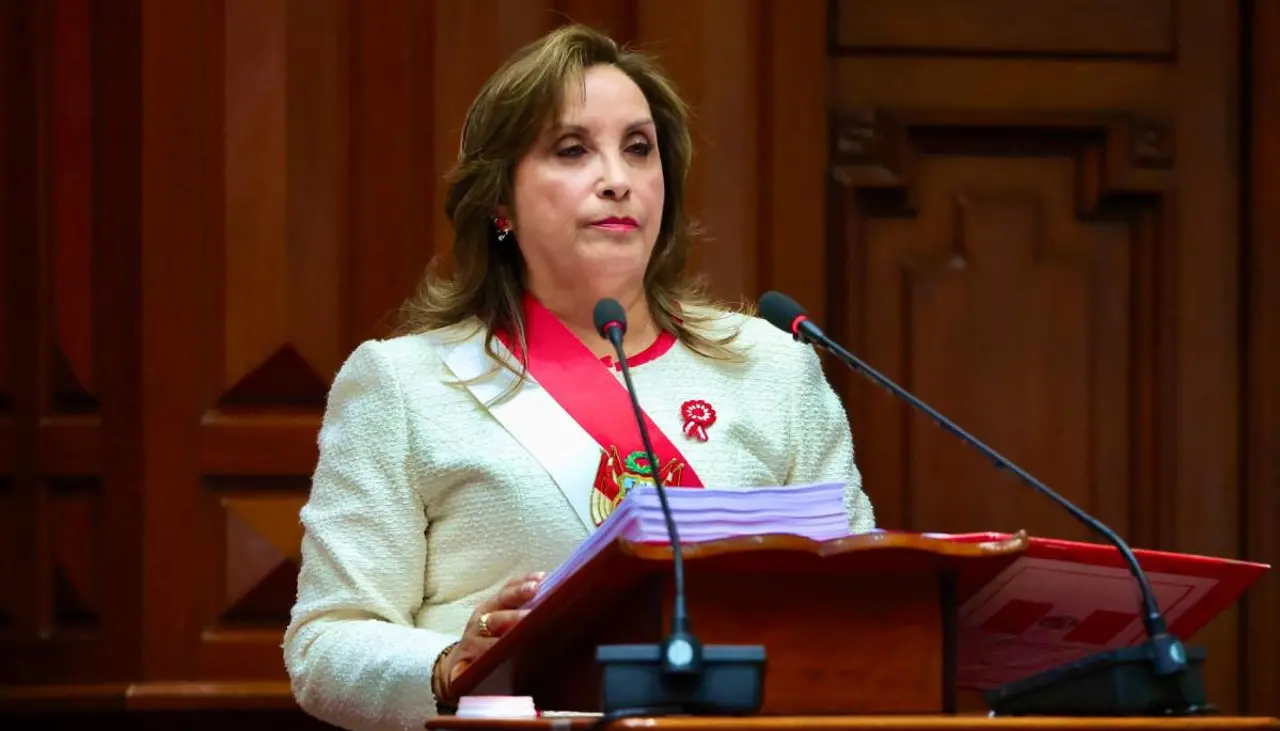Boluarte dice que al llegar al poder evitó que Perú sea “un país fallido como Bolivia, Cuba y Venezuela”
