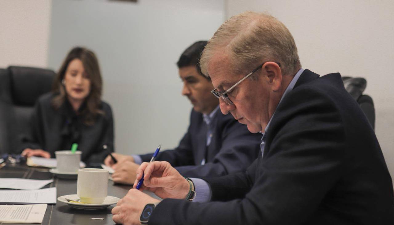 Presidente de YPFB se presentó a la comisión que investiga la calidad de la gasolina