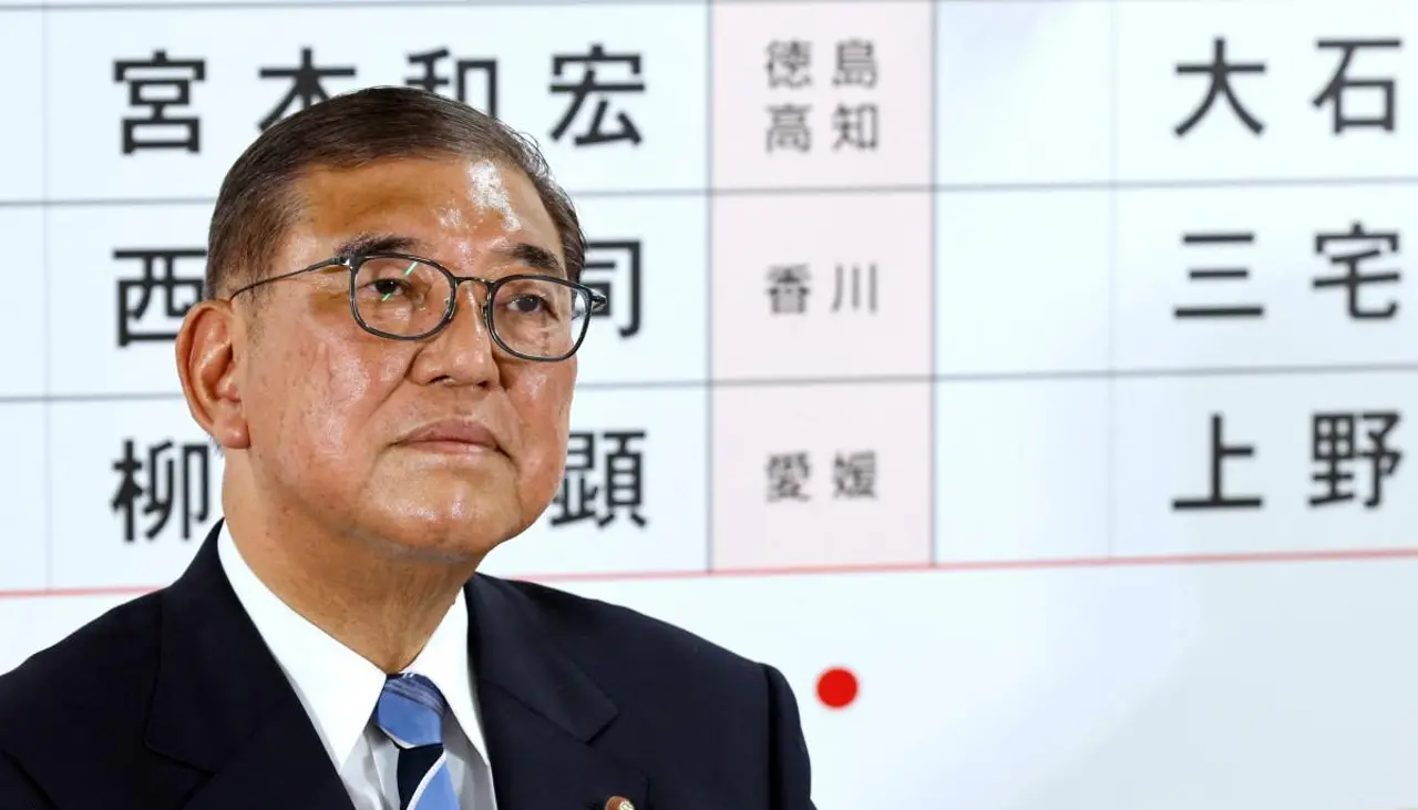 Primer ministro japonés se aferra al cargo pese a debacle electoral