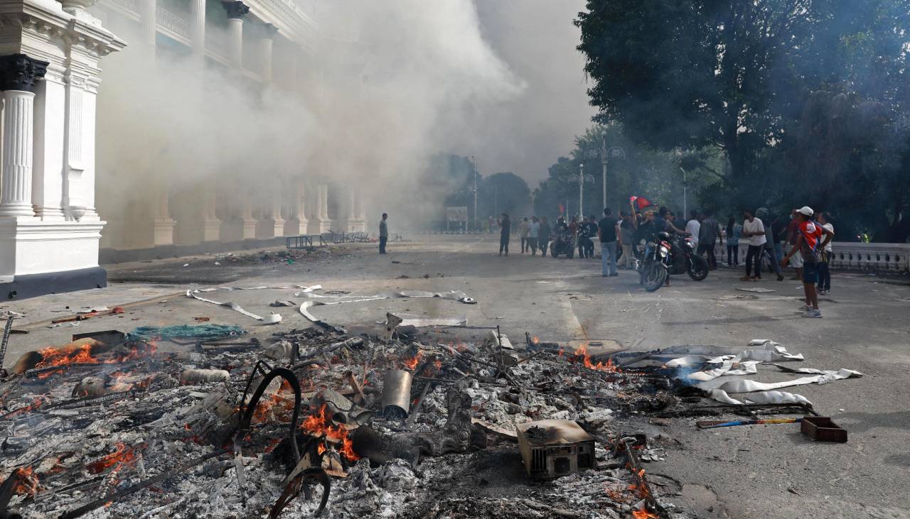 Nepal eleva a 25 los muertos en las protestas mientras presos huyen de varias cárceles