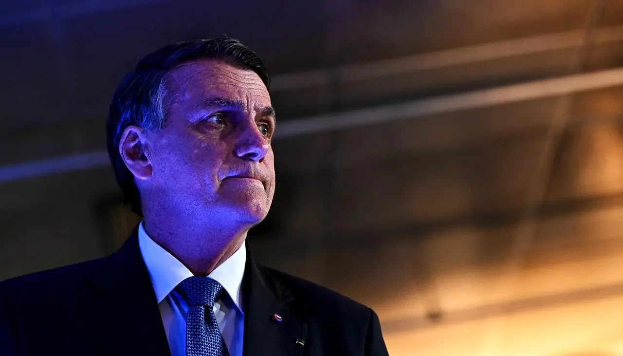 Juez de Brasil ordena reforzar la vigilancia a Bolsonaro, en prisión domiciliaria