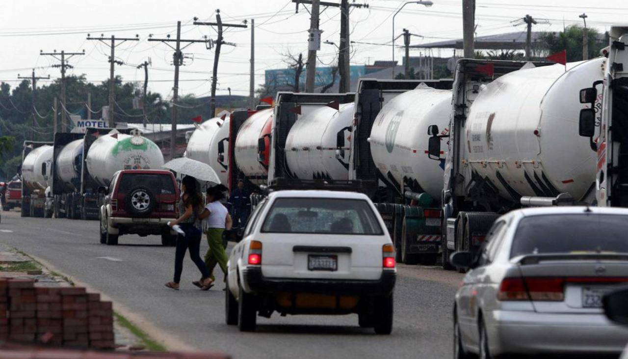 Gobierno autoriza a privados a importar combustible, pero prohíbe mezclarlo con el que trae YPFB