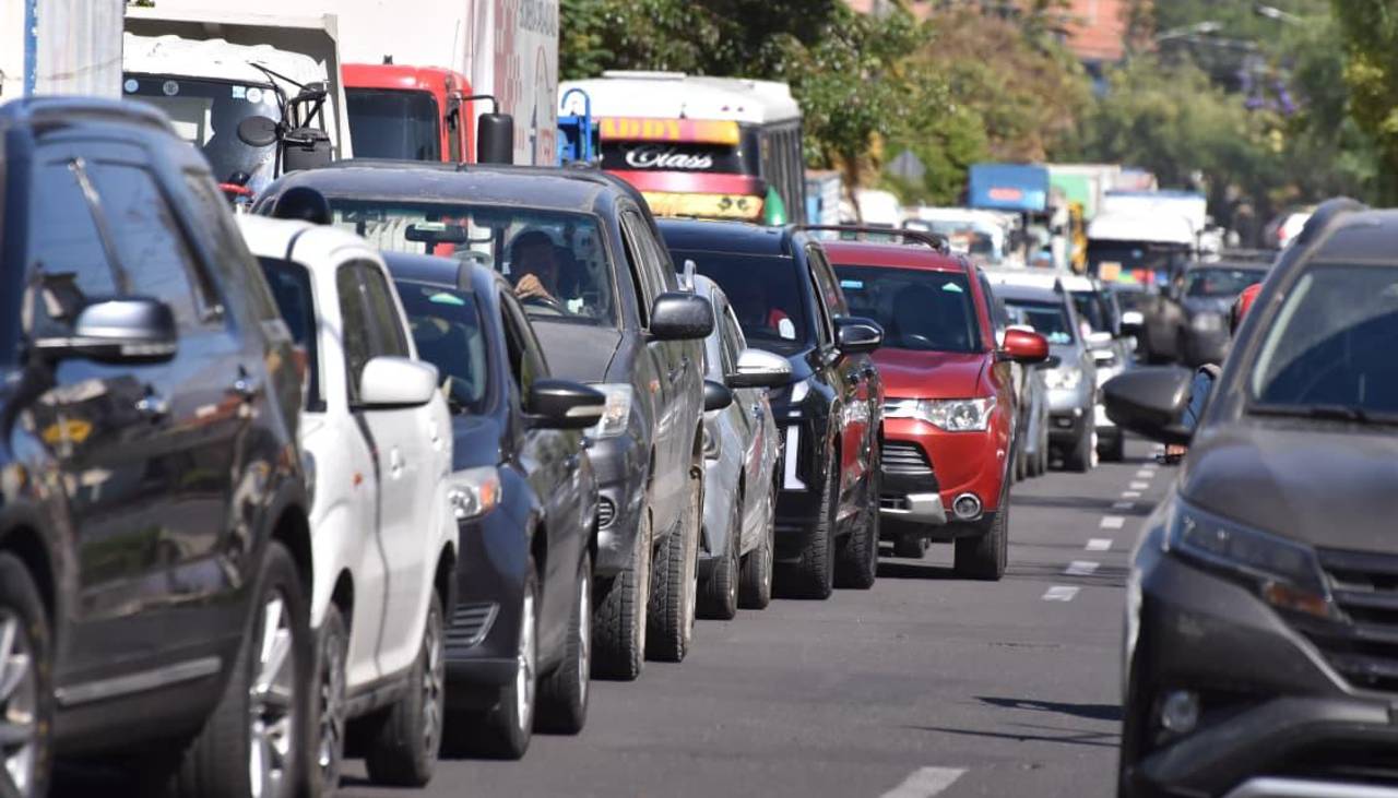 Filas por diésel y gasolina, conductores en el eje central buscan abastecer sus vehículos
