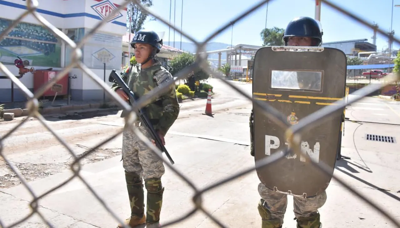 Resguardo militar en refinerías no es la solución a situación del combustible porque masistas siguen “incrustados” en YPFB, dicen legisladores y analistas