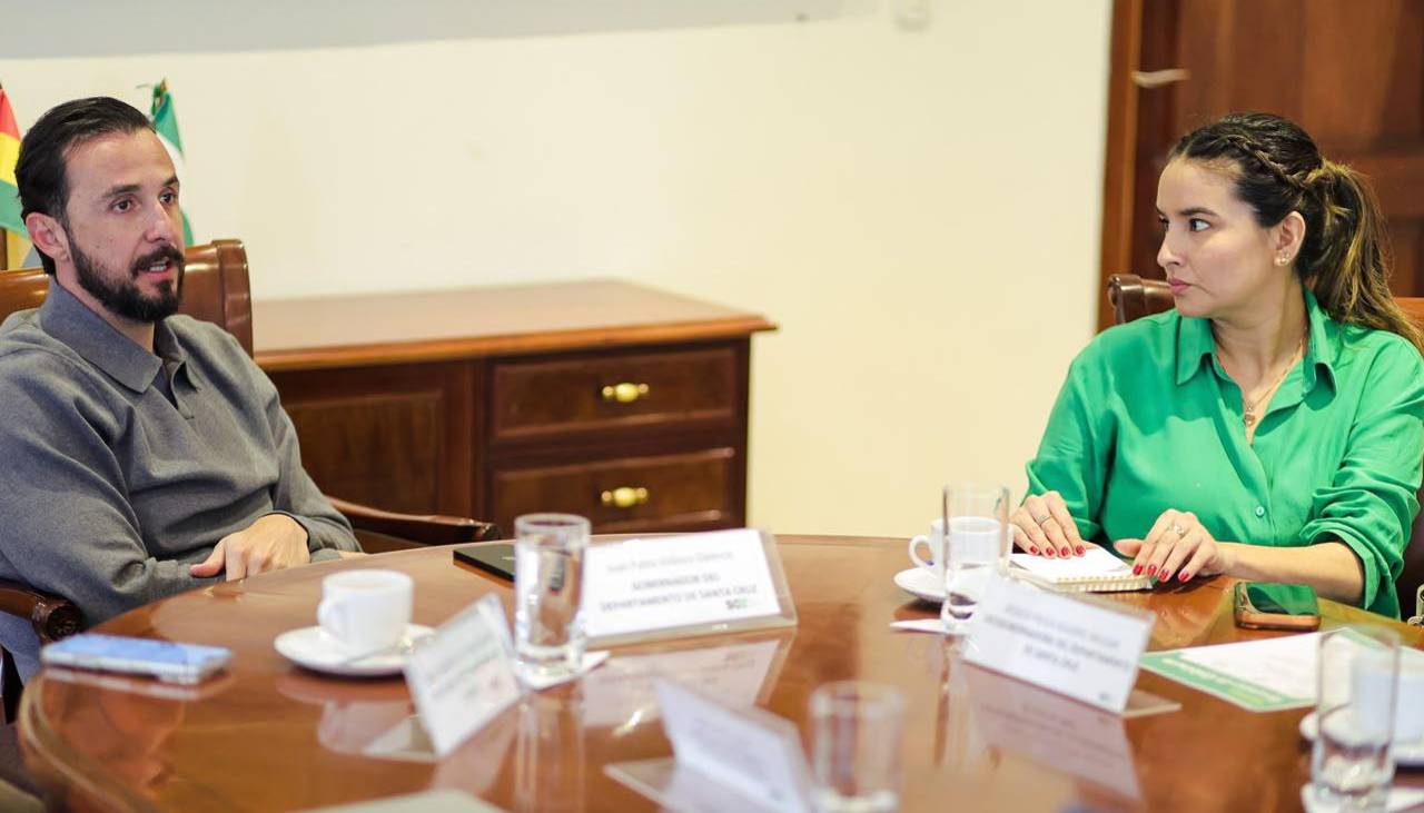 Protesta de salubristas: Velasco respalda a Paola Aguirre y aclara que la Ley derivó el pago del bono al Gobierno central