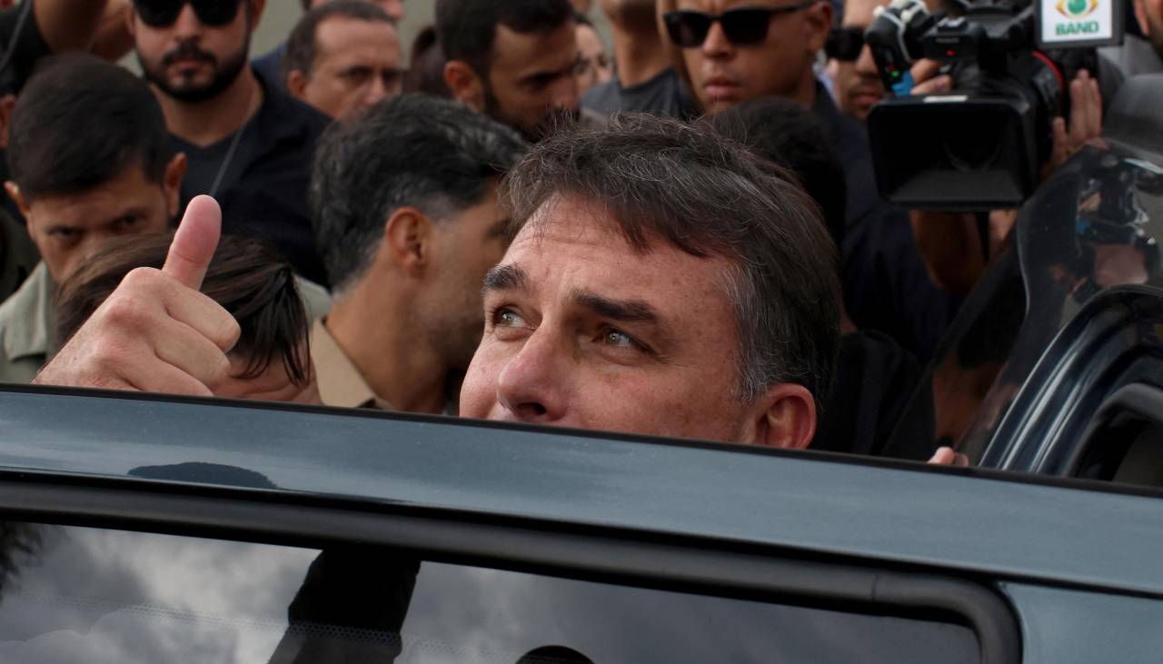 Las investigaciones que cercan a Flávio Bolsonaro, fugado a Estados Unidos