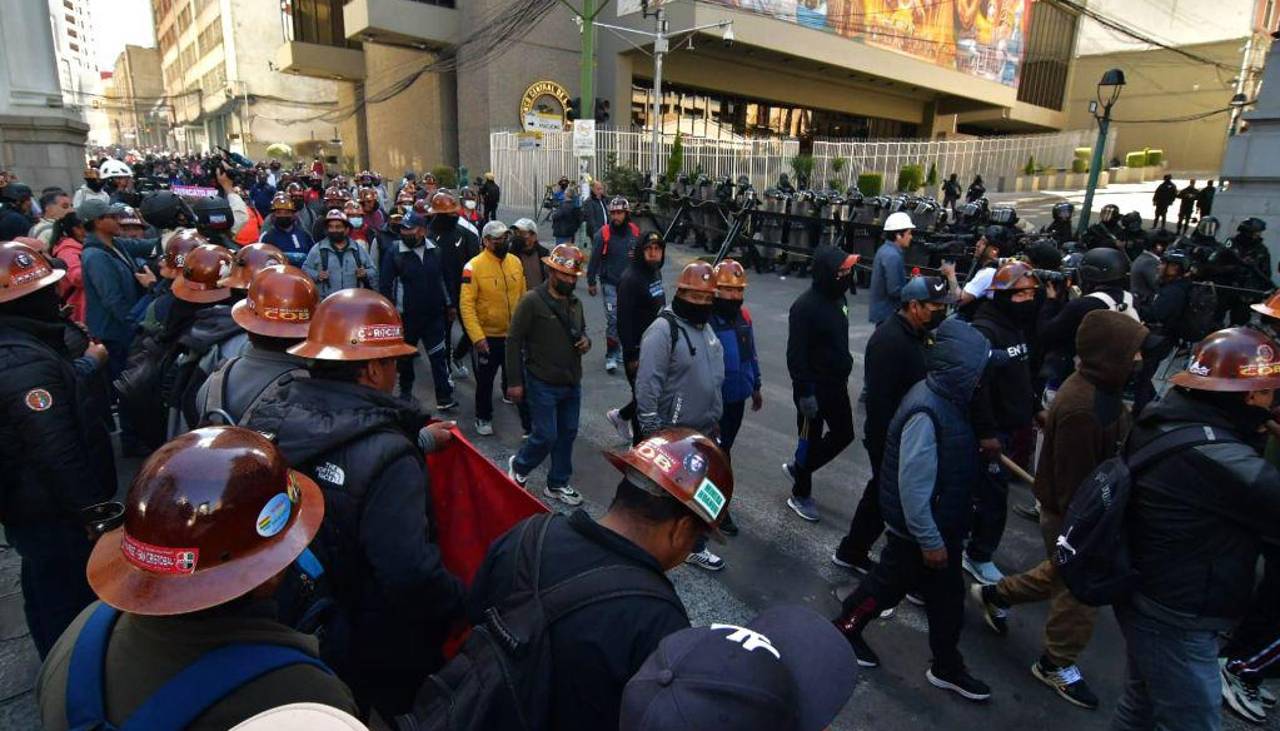 La COB protesta en el centro de La Paz, cerca de la plaza Murillo, cuando se cumplen tres semanas de movilizaciones 