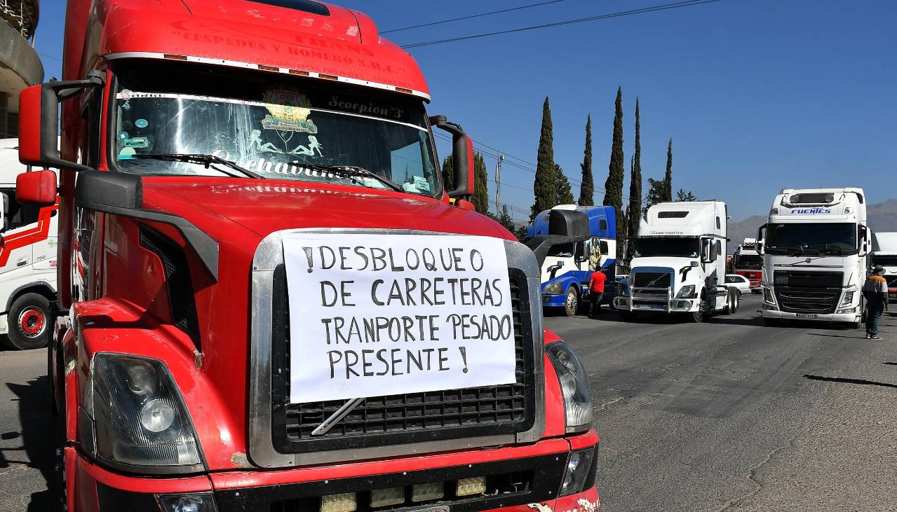 “Nuestras condiciones son inhumanas”: Transportistas atrapados en los bloqueos de vías claman por auxilio