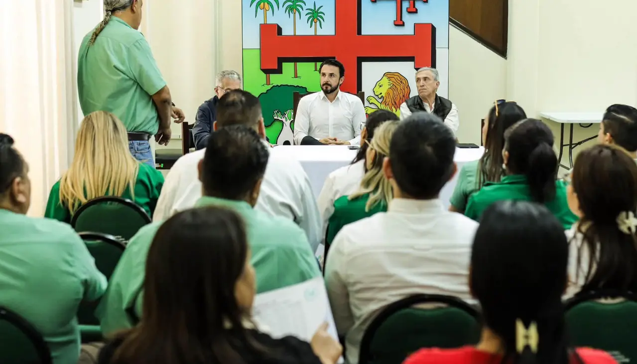 “Es muy difícil que los médicos cobren a tiempo si seguimos dependiendo del centralismo”, dice Velasco