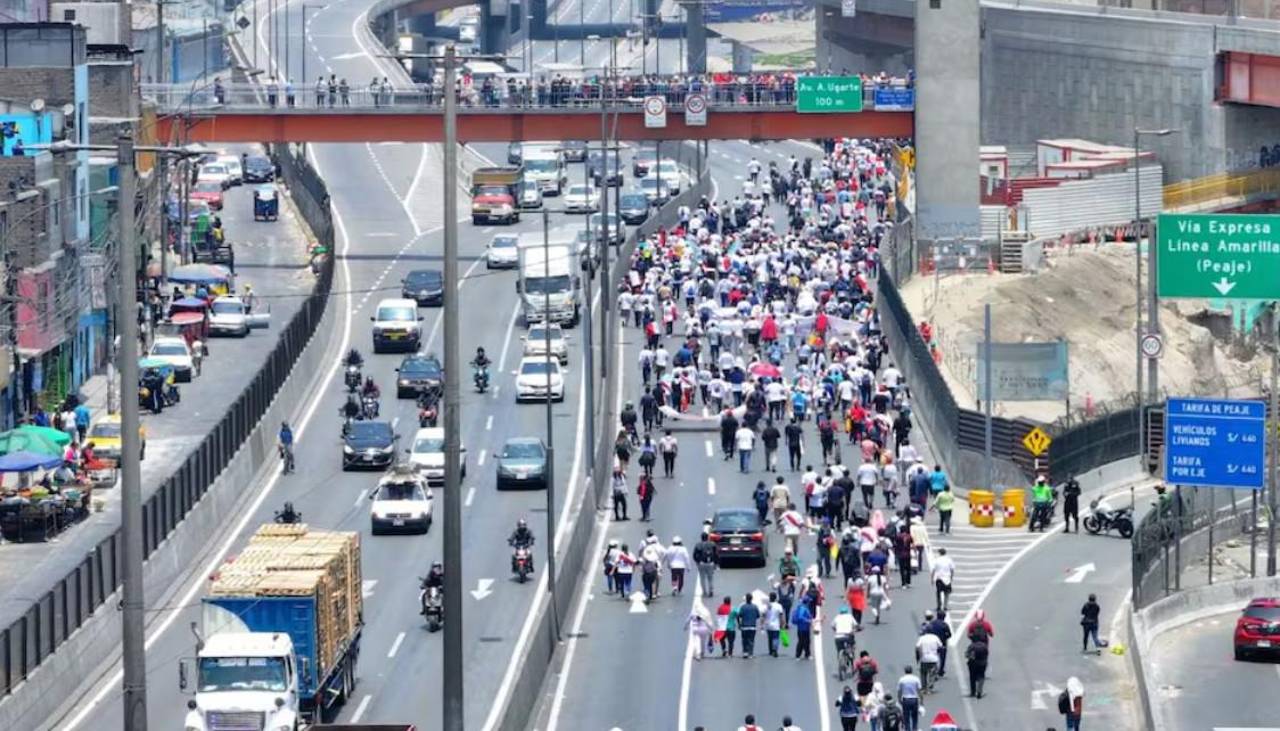 Sector de transportistas de Perú anuncian paro en medio de crisis por racionamiento de gas