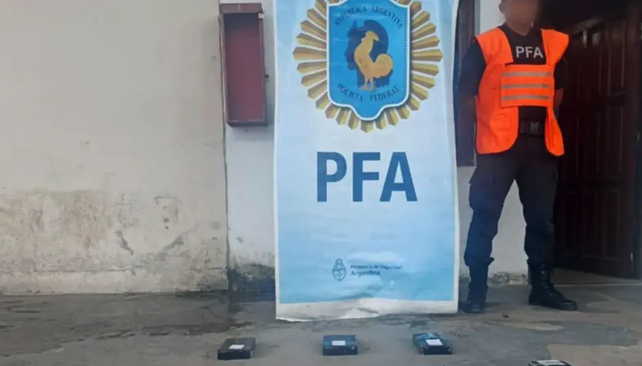 Aprehenden en Argentina a un boliviano que viajaba con más de 10 kilos de droga