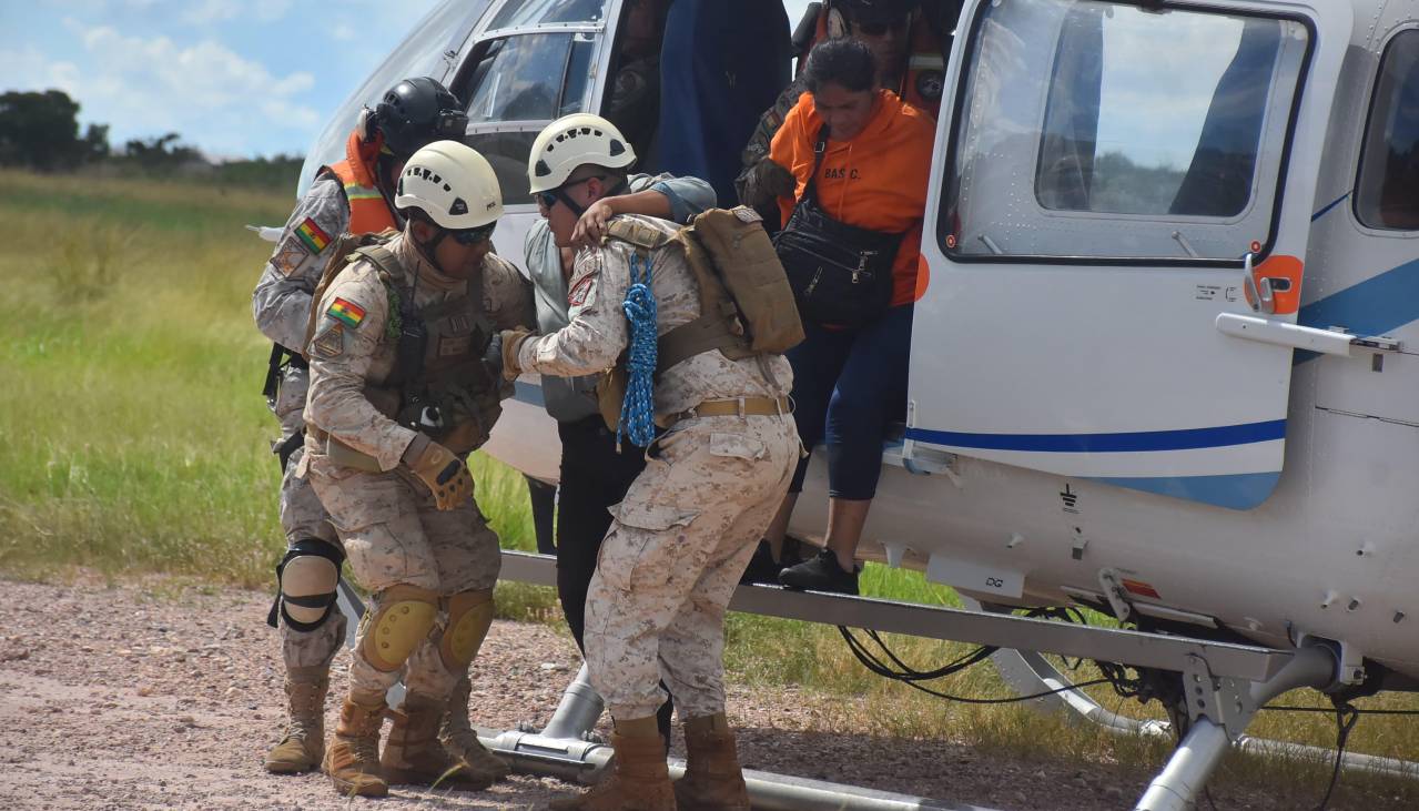 Cinco rescatados de la avioneta desaparecida llegaron a Trinidad para recibir atención médica 