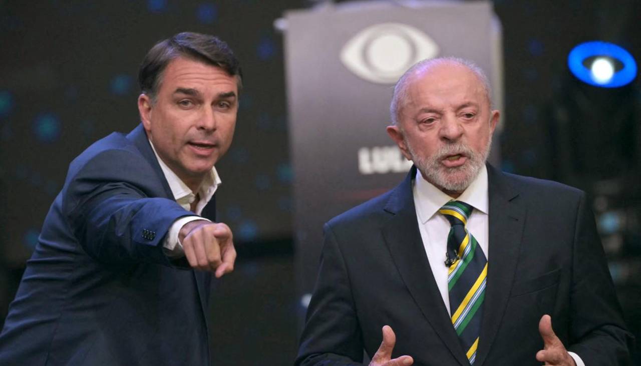 Lula y Flávio Bolsonaro se insultan en el primer debate electoral en Brasil