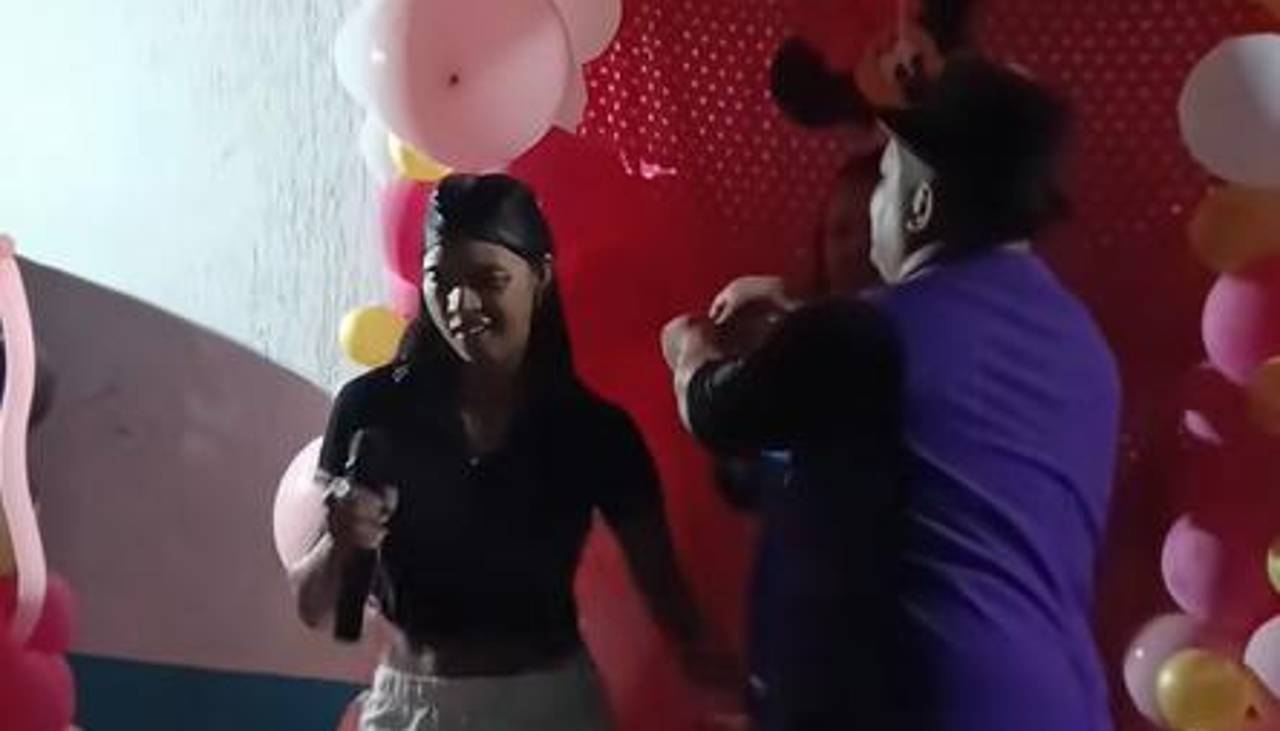 Video: Quiso sorprender con su canto en una fiesta infantil y el momento fue épico