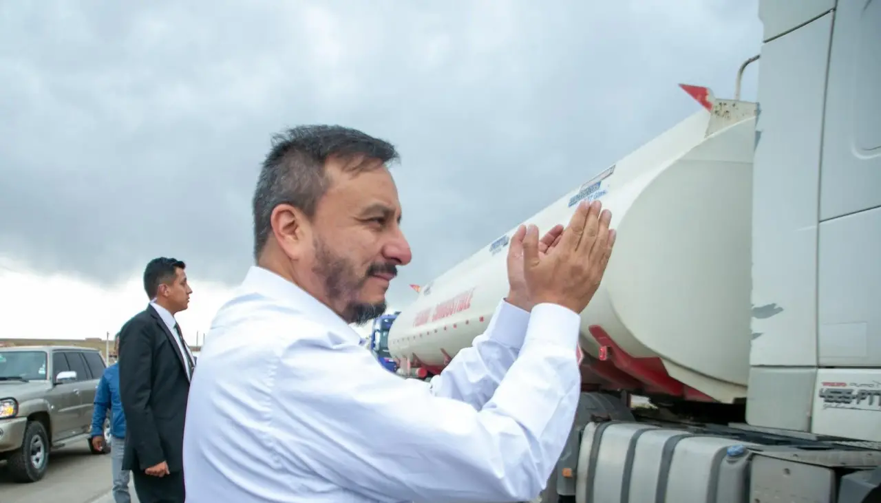 Gobierno anuncia incremento de 40% de combustibles para estabilizar el mercado y aplacar las filas