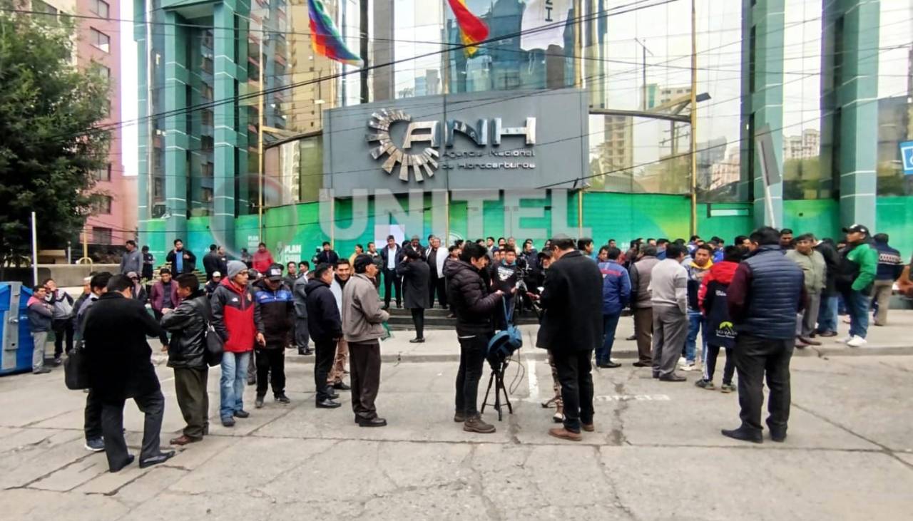 Choferes protestan en la ANH por la “mala calidad” de la gasolina y piden resarcimiento por los “daños”