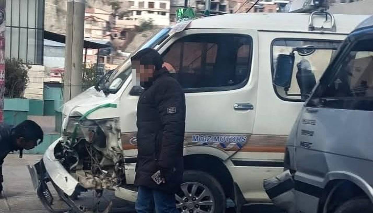 “Tienen lesiones en el rostro”: Bus escolar choca con un minibús y deja tres niños heridos en el sur de La Paz