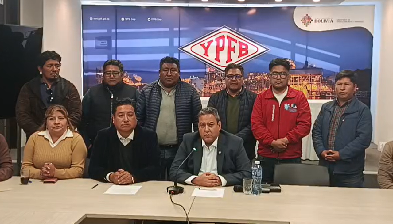 Tras denuncias de “monopolio”, YPFB y Cámara de Transporte firman acuerdo por combustible; bloqueos en El Alto se levantarán