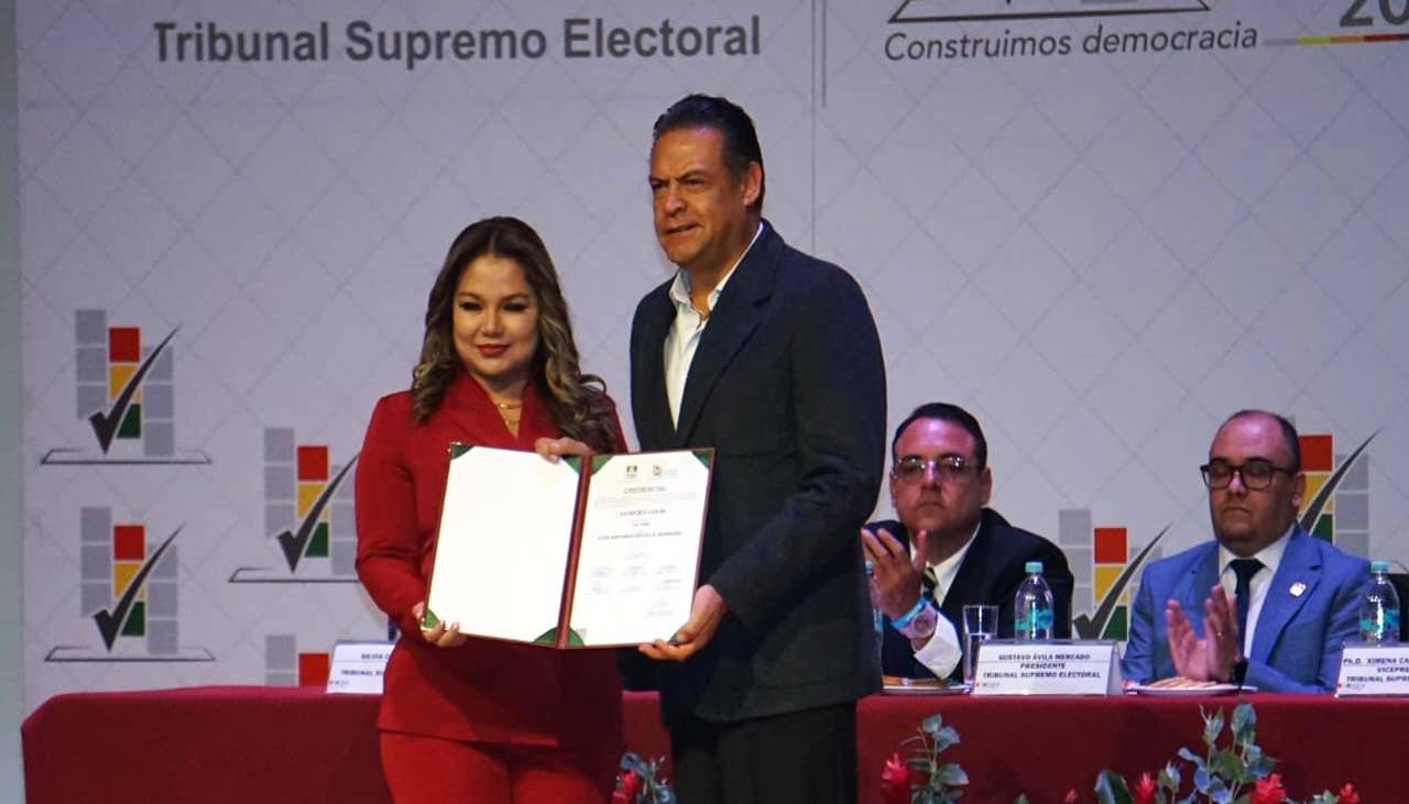 Luis Revilla recibe la credencial del TSE, alista su gabinete y asegura que cumplirá sus promesas electorales