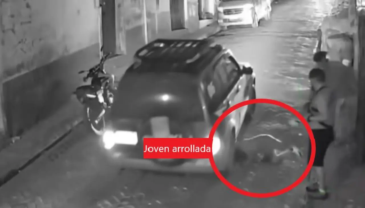 Imágenes sensibles: Una joven cae bajo un vehículo en movimiento y es atropellada; el chofer huyó, reportan en Coroico