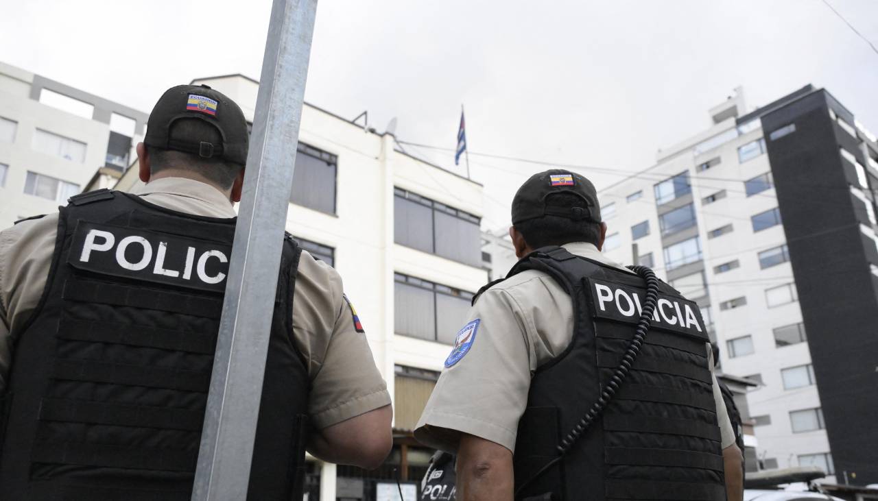 Ecuador expulsa a embajador de Cuba y a toda la misión diplomática