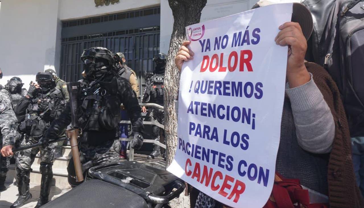 “No les importa que su gente esté muriendo”: Pacientes con cáncer reclaman entrega de medicamentos 