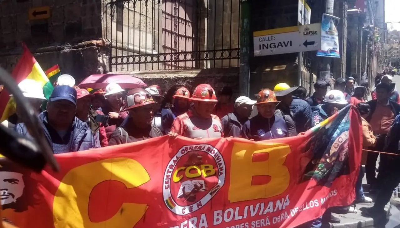 La marcha de la COB llega al centro de La Paz para exigir la anulación del DS 5503 e instala vigilia a la espera del diálogo 