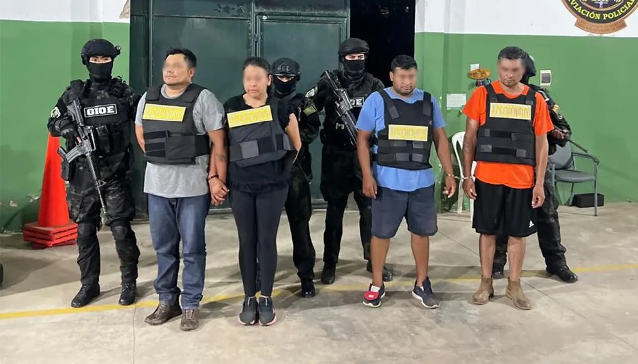 Policía presenta a seis hombres y una mujer a los que acusa del asesinato del subteniente Salazar