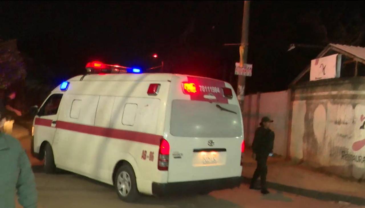 Se escucha un disparo y evacúan en ambulancia a acusado de intento de feminicidio