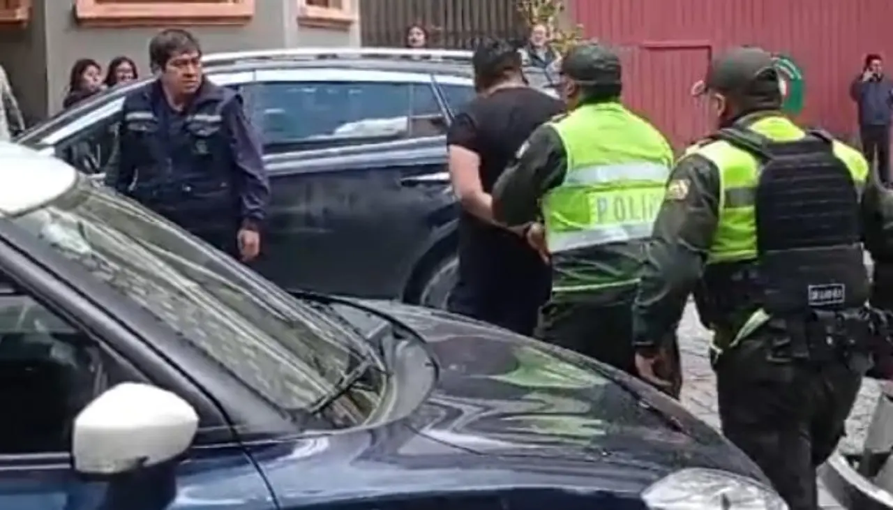 Video: Chofer se resiste a ser arrestado luego de chocar su auto contra una motocicleta en La Paz