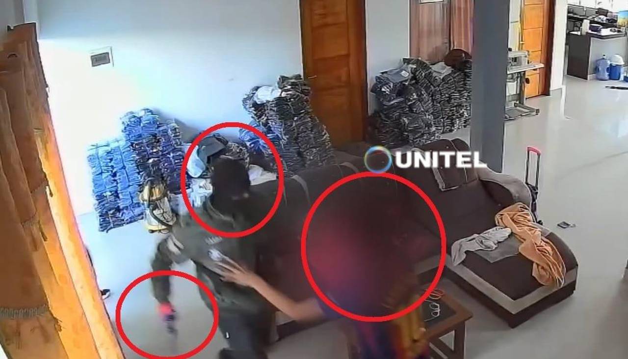 Videos captan atraco: un adolescente es apuntado con un arma e intenta defenderse con una escoba