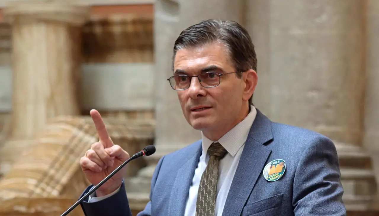 Paz promulga las leyes que anulan el ITF y restituyen el crédito fiscal total por la compra de combustibles