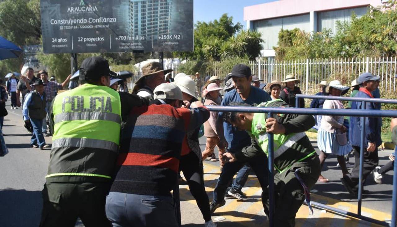 “Estamos en quiebra, no queremos bloqueos”, sector lechero instala vigilia en el aeropuerto de Cochabamba 