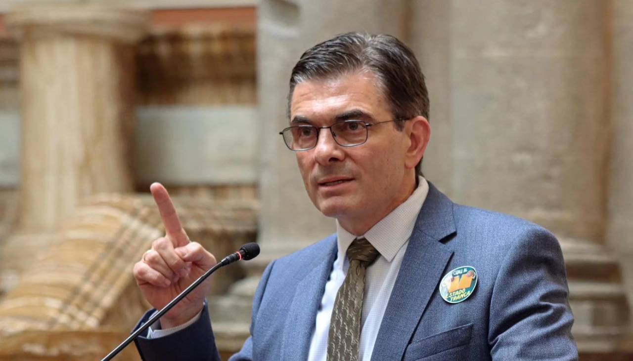 Paz promulga las leyes que anulan el ITF y restituyen el crédito fiscal total por la compra de combustibles