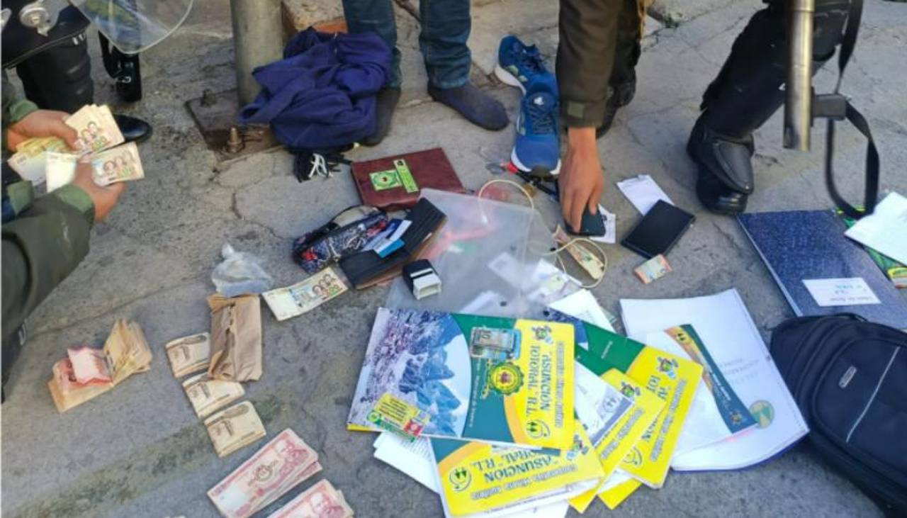 Policía reporta la aprehensión de dos hombres con Bs 34.690 y una “lista de manifestantes” durante protestas en La Paz